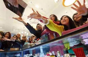 大鸡巴肏小美女在线看中国人依然爱赴日旅游 消费已由爆买转向网购
